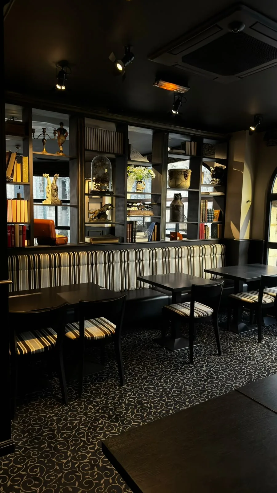 Banquette rayée et étagères du salon