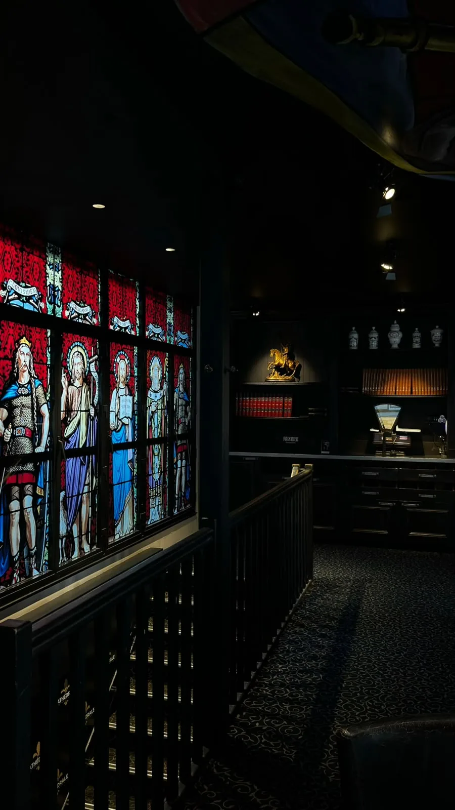 Vitrail figurant des saints et des chevaliers, à l'étage de La Cathédrale